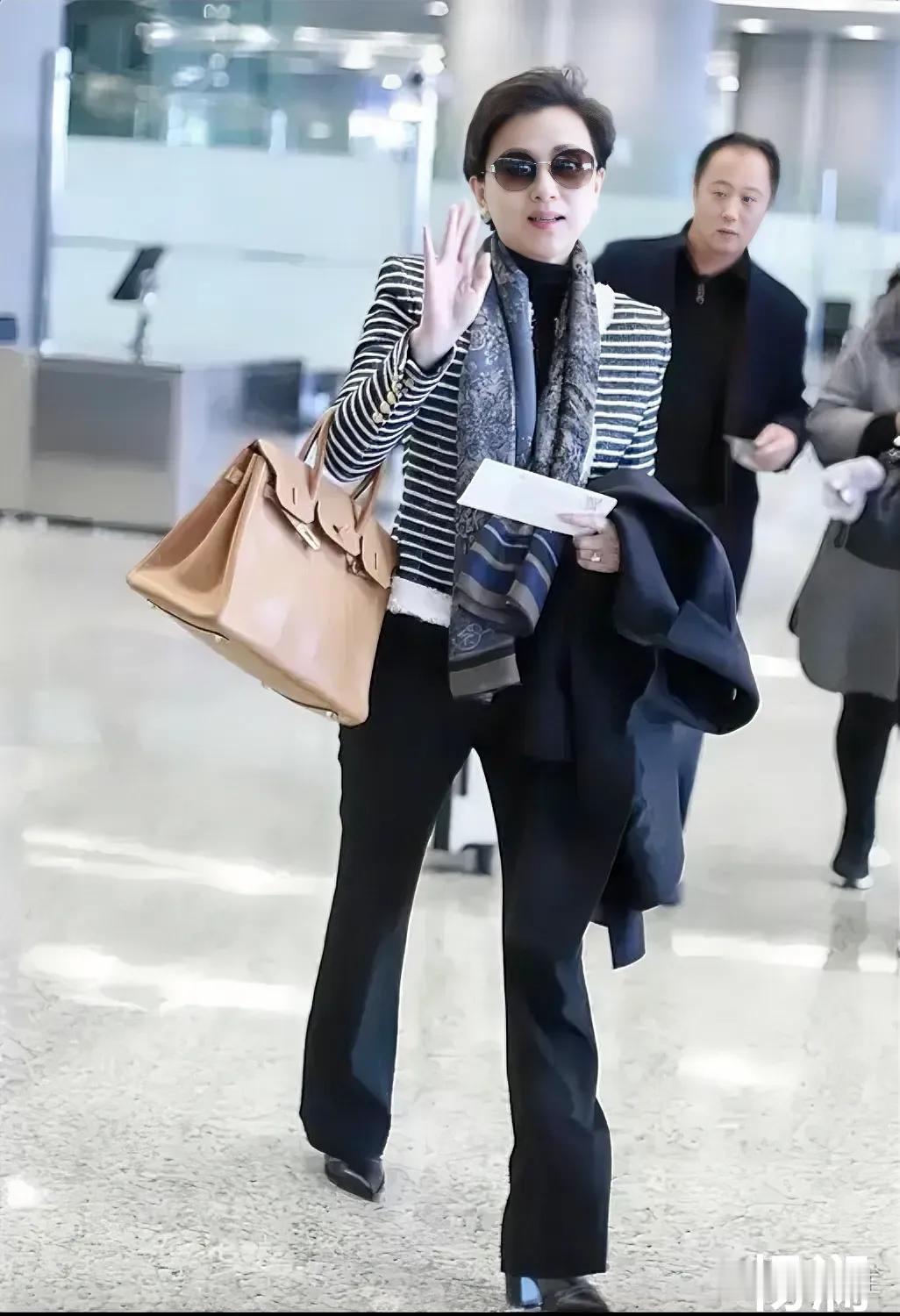 杨澜女士。