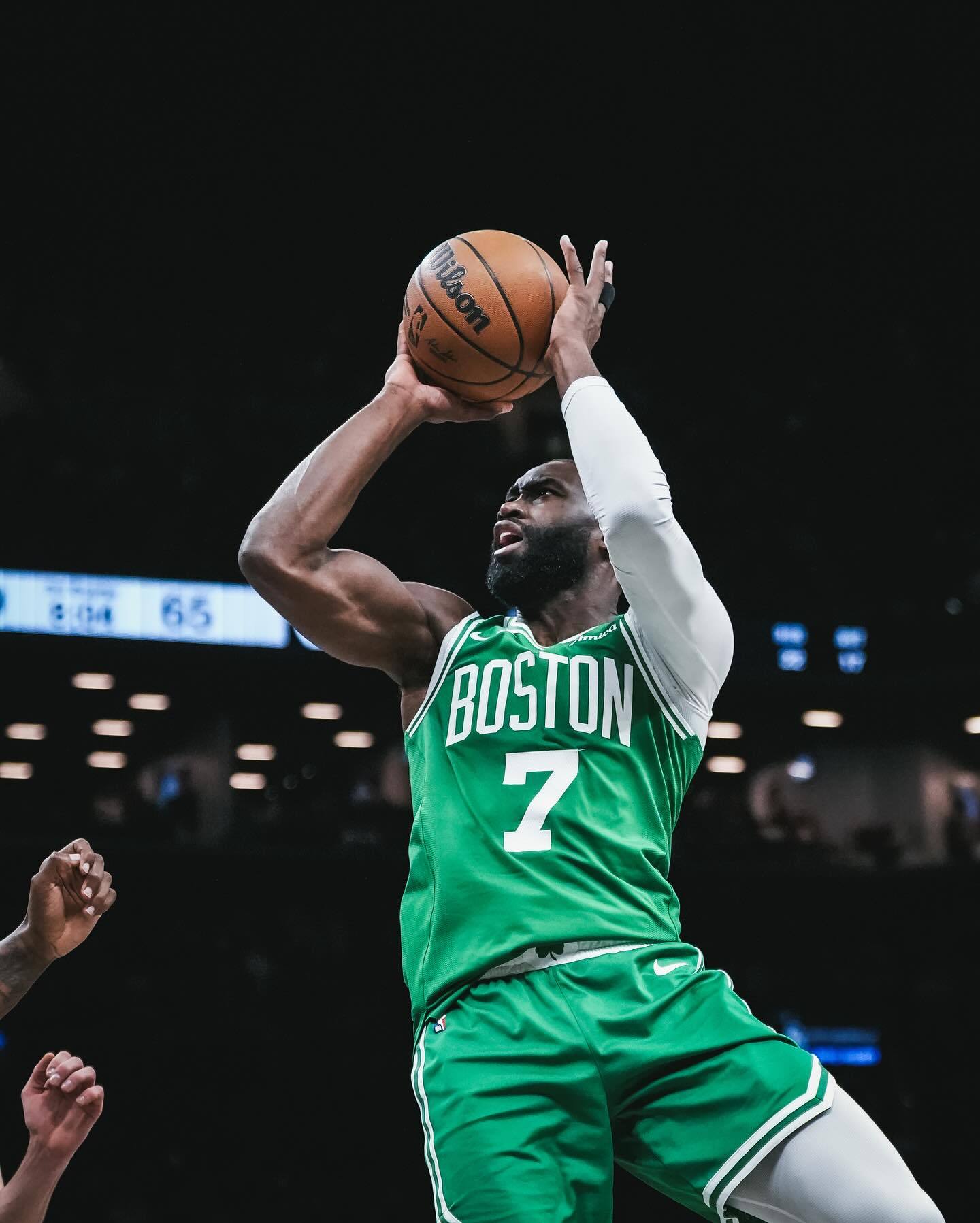 数据统计显示，杰伦-布朗本赛季至今已经6次单节拿到15+得分的比赛，他在这项数据