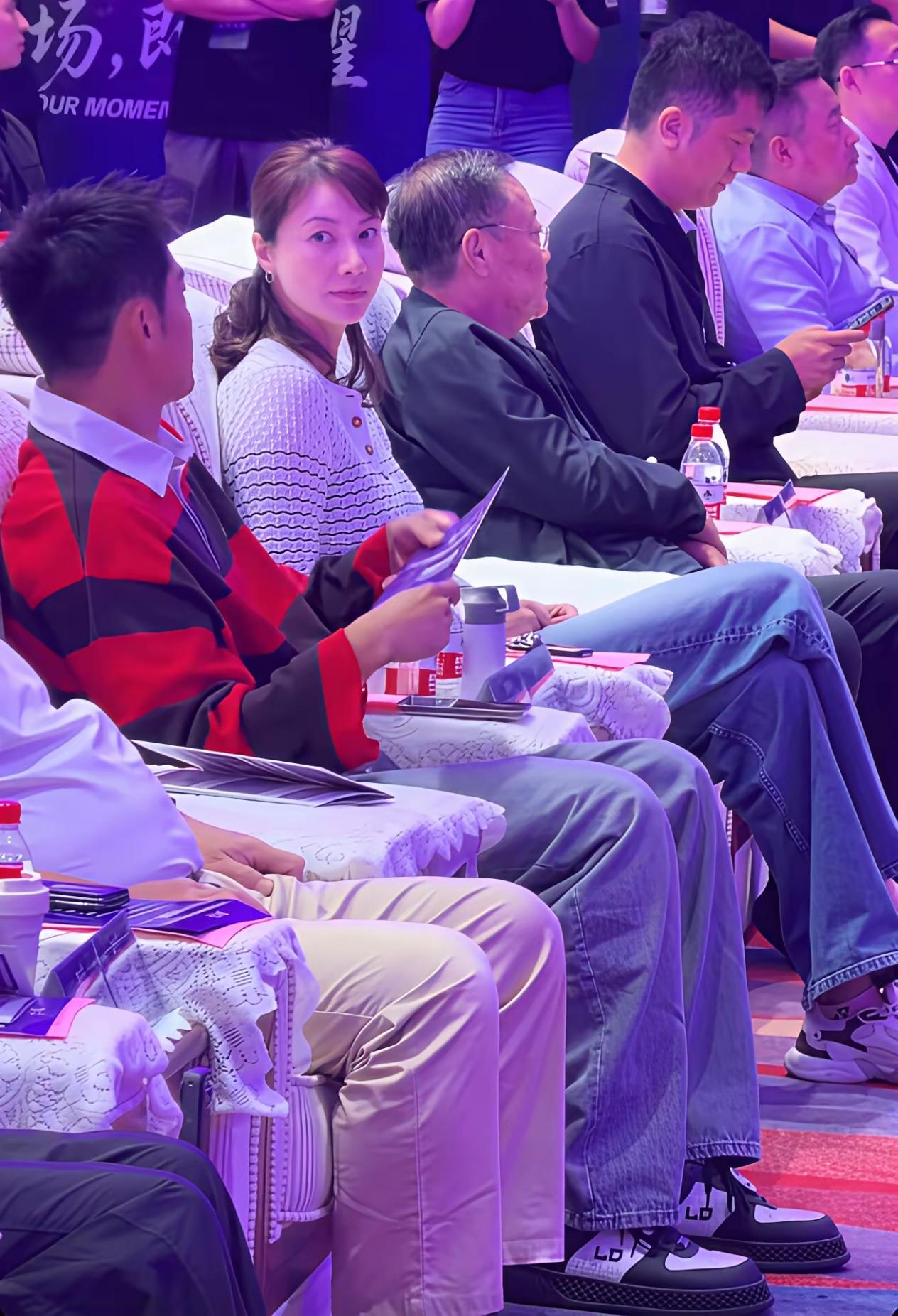 林丹和谢杏芳一起出席活动，林丹还是个小伙子，谢杏芳已经看起来有点苍老了 
穿着红