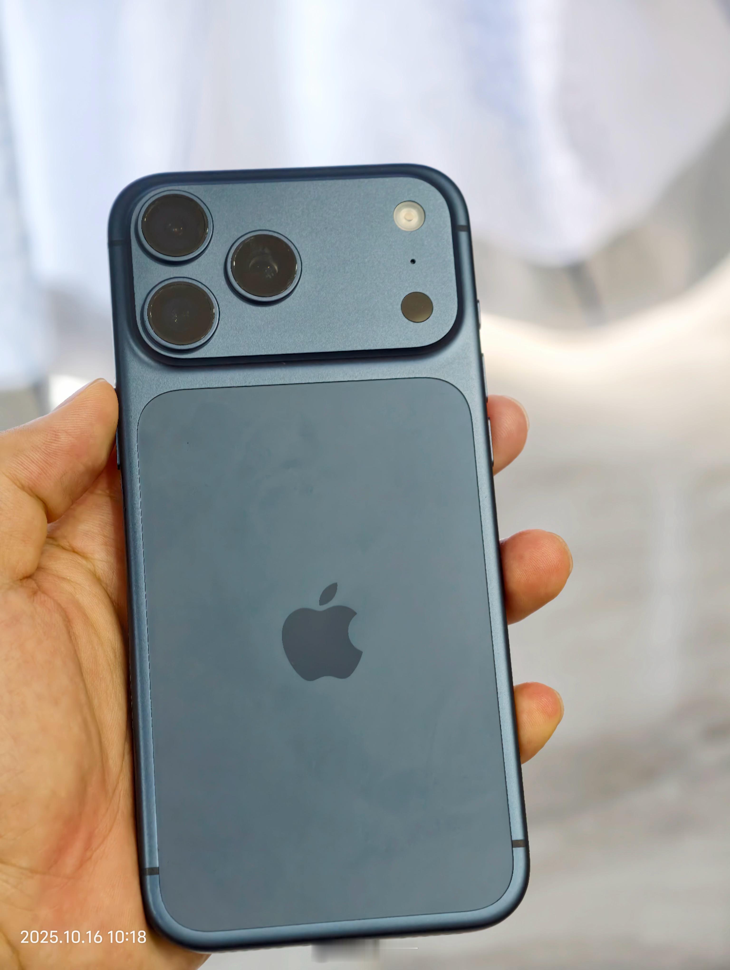 我妈给我打电话，说我老家邻居孩子二婚，订婚要了一个1.8万的手机，我说啥手机那么