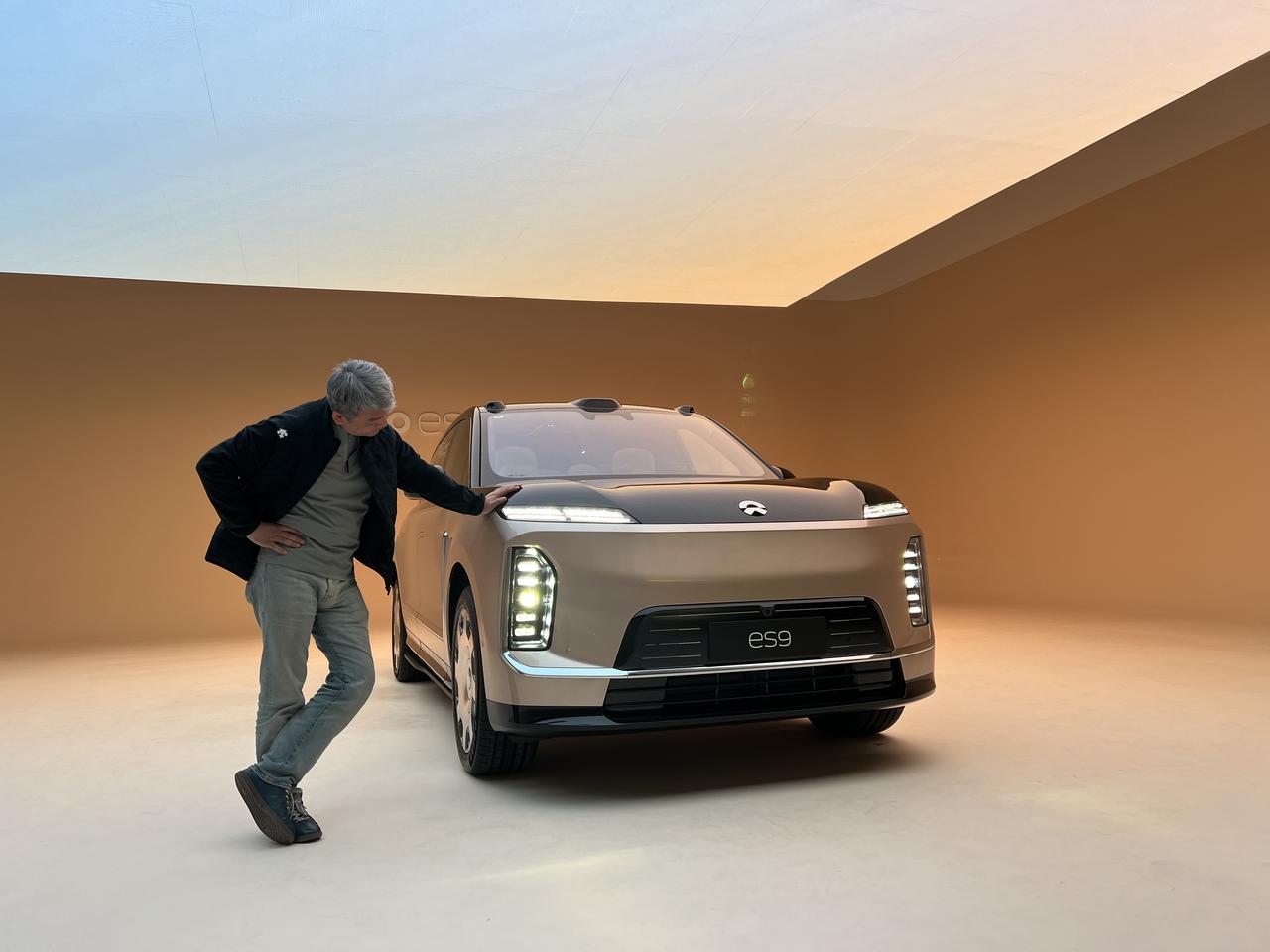 前几天去抢先体验了一下蔚来ES9，虽然只是静态体验，但一坐进车里那瞬间直接被拿捏