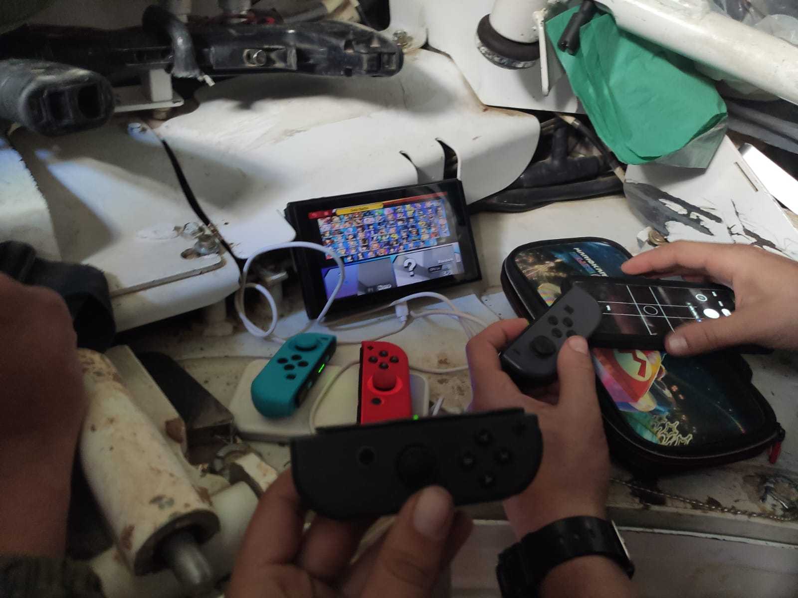 以色列坦克兵在“梅卡瓦4”坦克里用任天堂switch进行四人同屏《超级任天堂明星