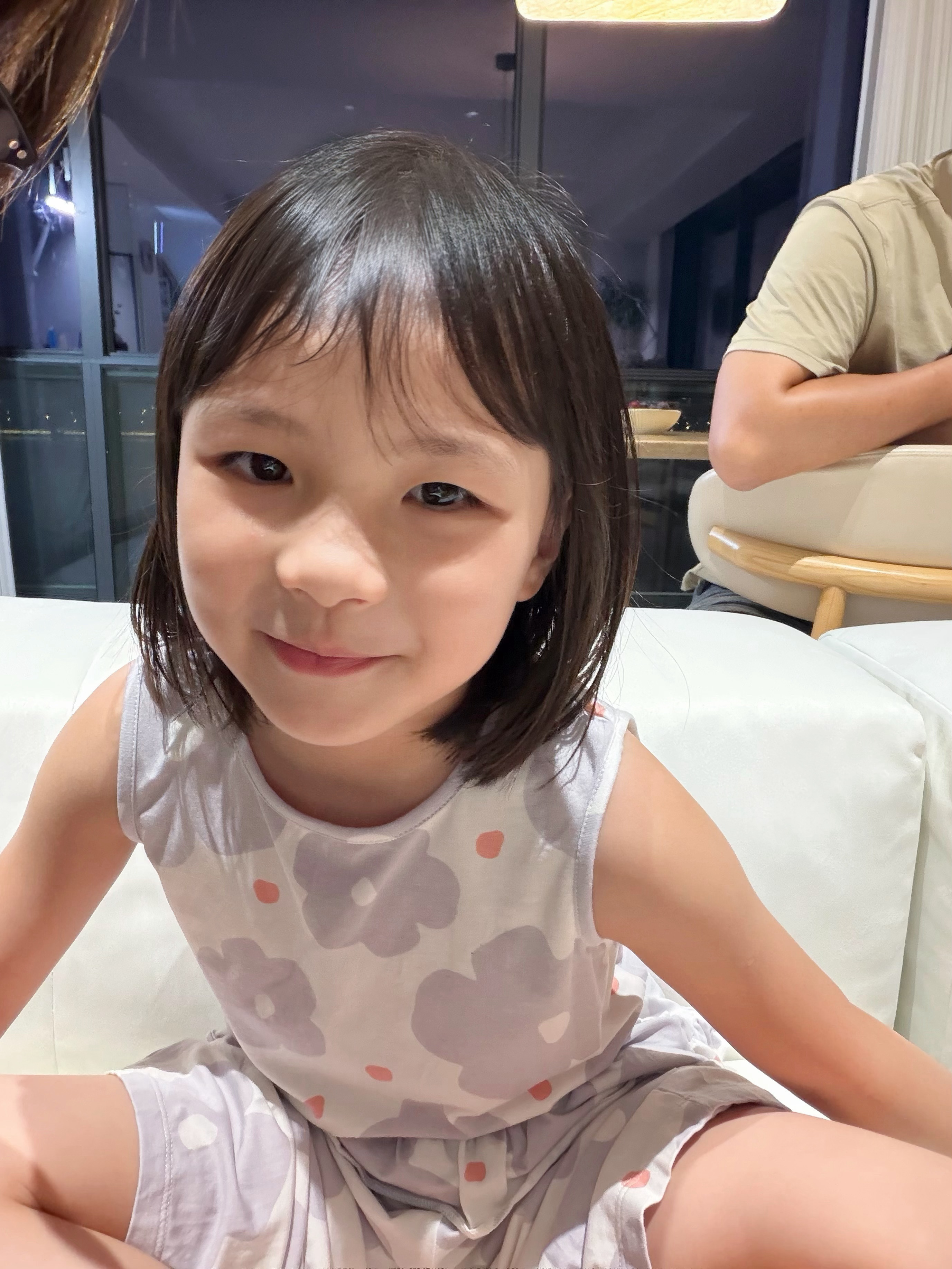 晚上小学老师来家访了聊了一个小时阿丘一直乖乖坐在我旁边 如图一表情老师走后关上门