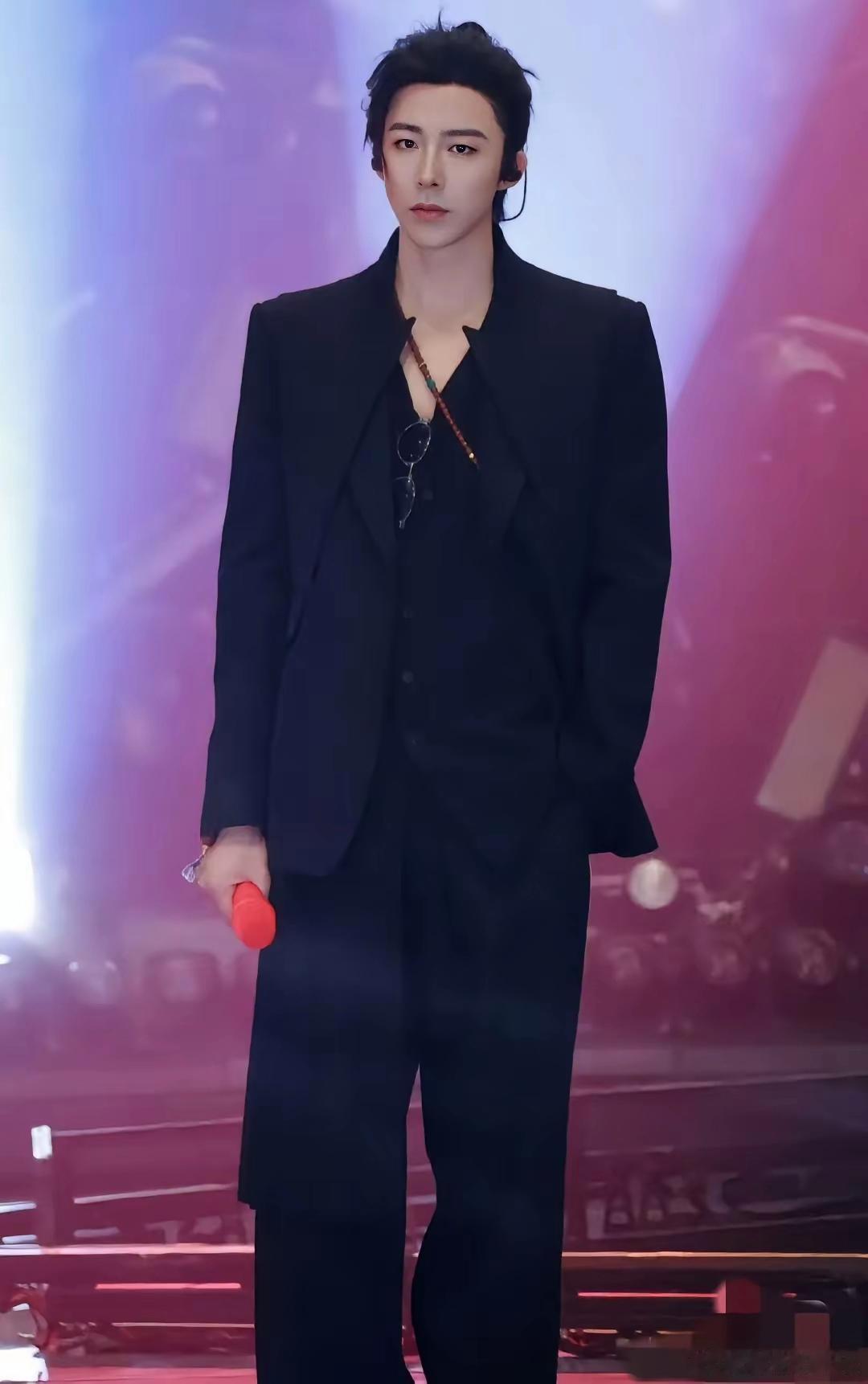 我朋友去看刘宇宁的演唱会，回来以后告诉我，看他演唱会票钱绝对不亏，整整三个小时一