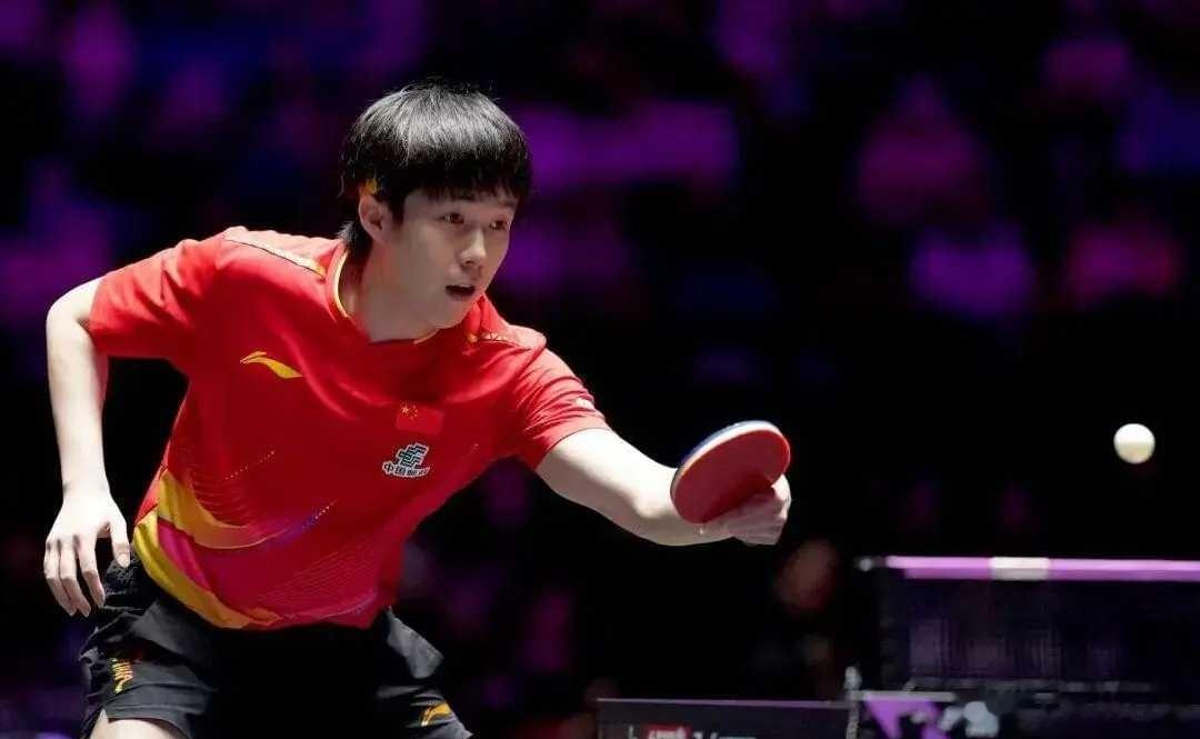 当孙颖莎在激烈对抗中无需回头便精准将毛巾递到王楚钦手中时，这个被全网称为“量子纠