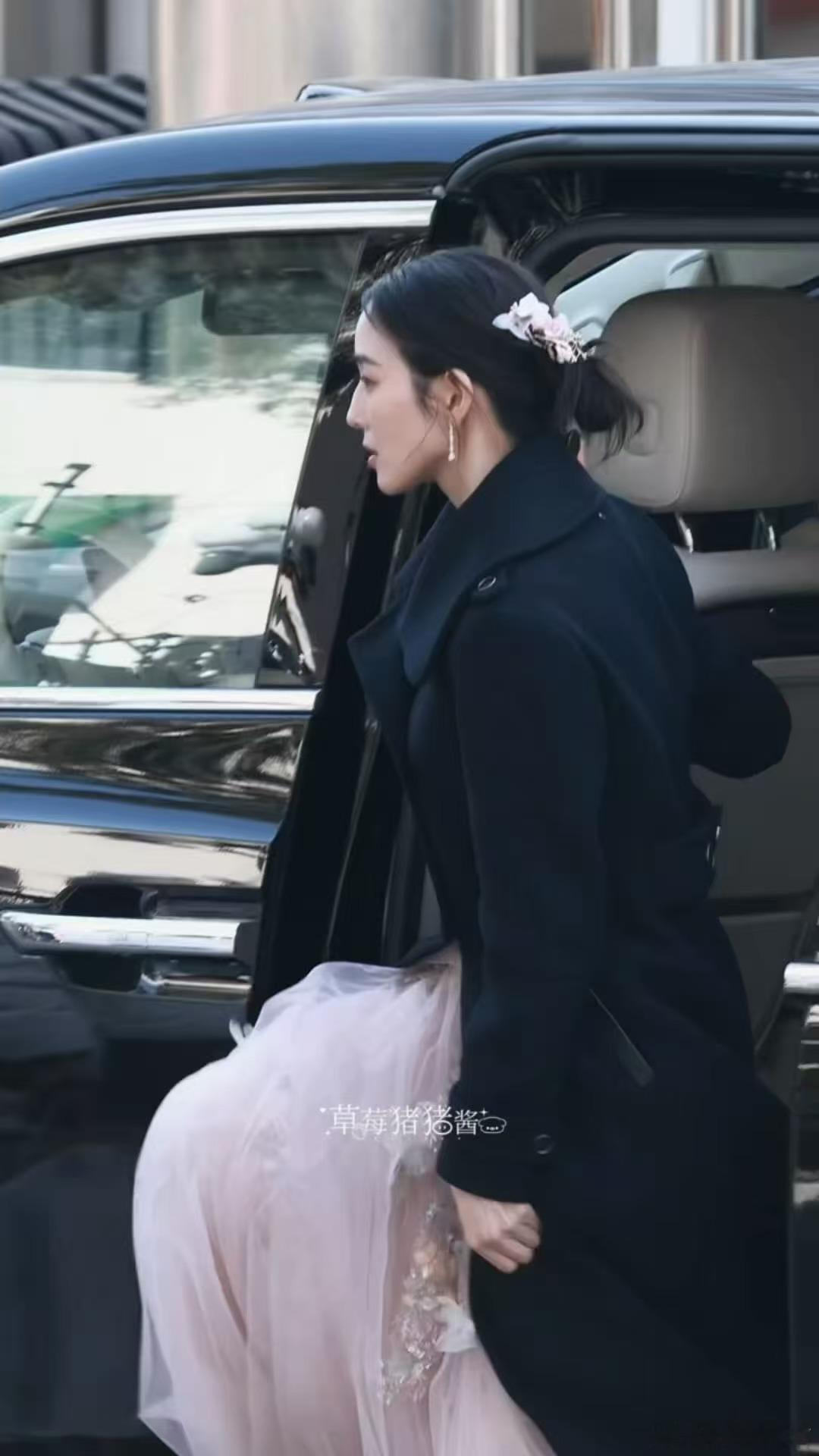 张钧甯盘发簪花 张钧甯盘发簪花，状态真的是太好了吧，简直就是美得我眼前一亮又一亮