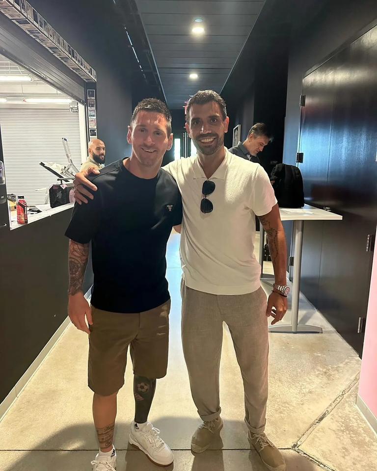 哦豁，梅西终于被秒杀了！[尬笑][尬笑][尬笑]这个合影和造型是不是大家期盼许久