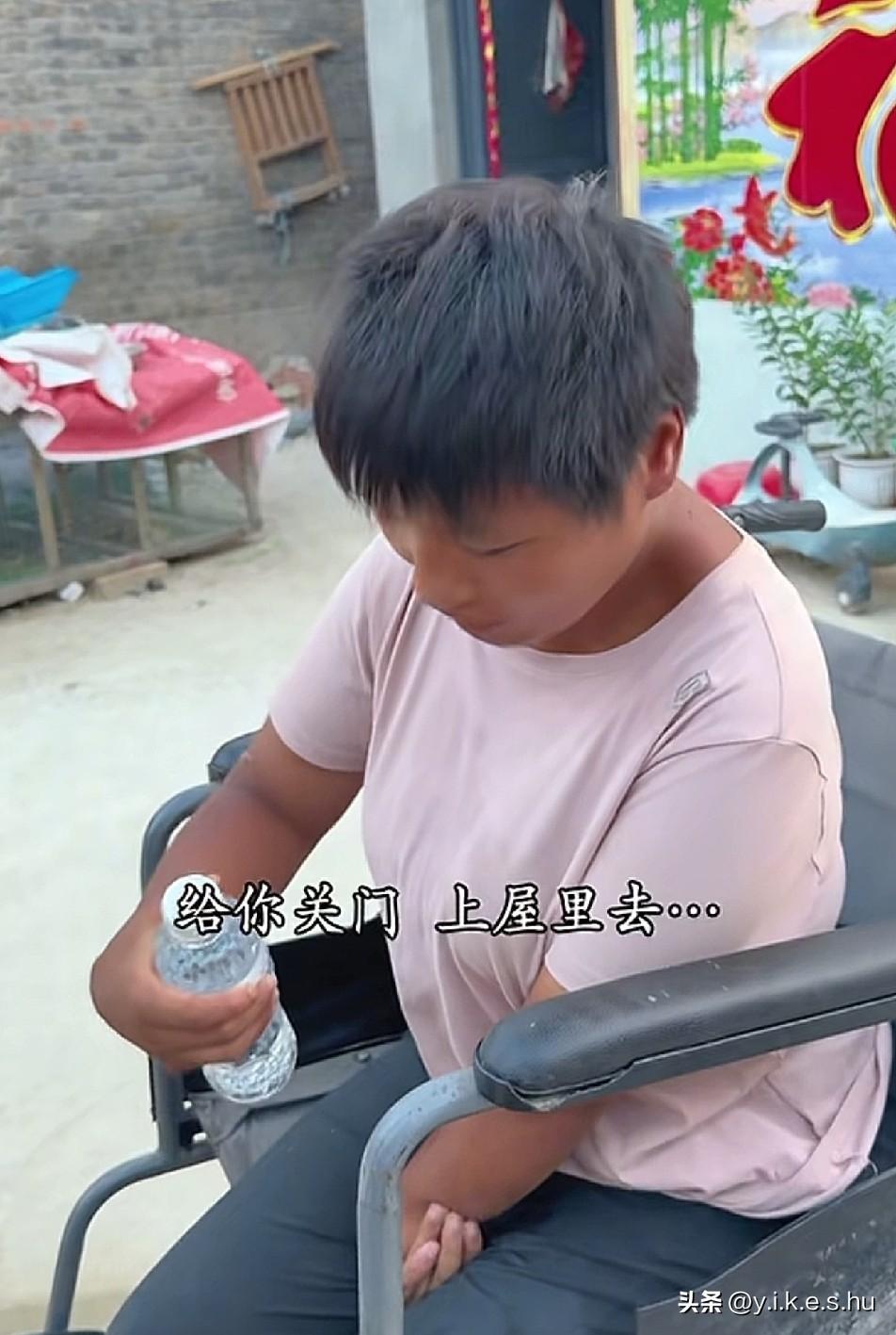 妮娃和三行天天在太阳下暴晒，那皮肤都成酱油色了