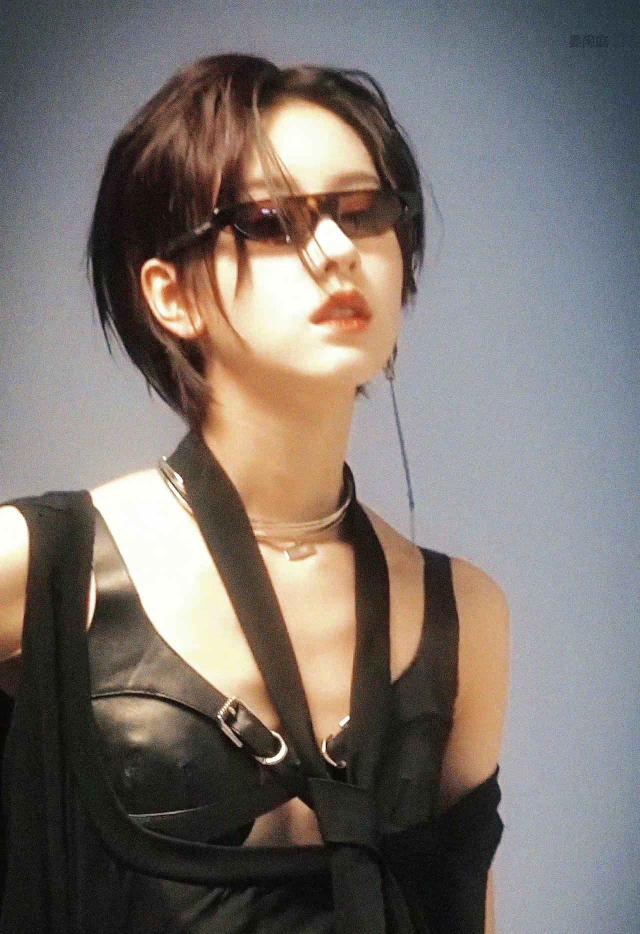 #妙笔生花创作挑战#陈都灵短发造型也能惊艳众人，短发也能很美！
陈都灵这一套短发