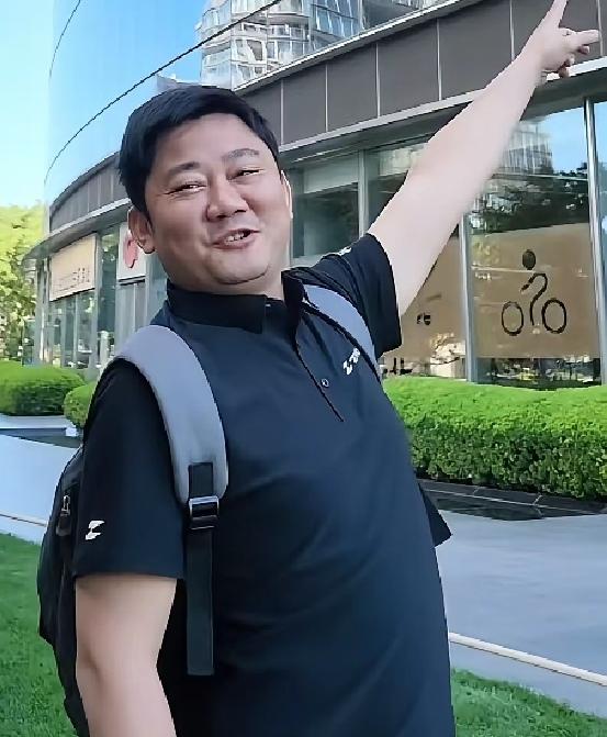 张雪这人嘴是真的直，想到啥就说啥。
 
他从小早早辍学，没人教人情世故，天天跟机