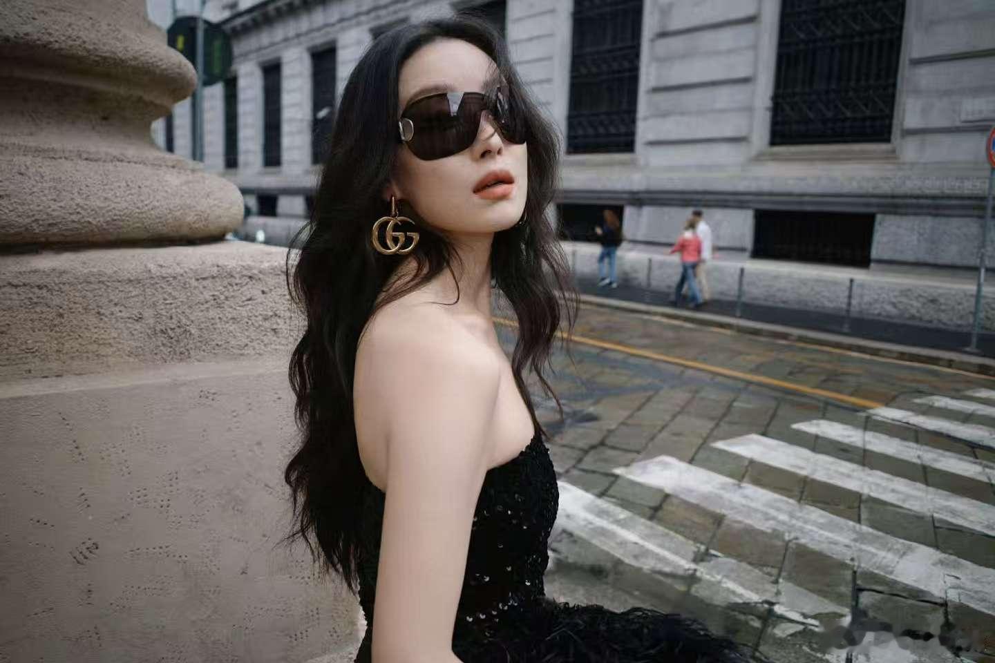 倪妮和你一起同游米兰倪妮米兰街拍倪妮米兰街拍，和你一起同游米兰，[嘻嘻][嘻嘻]