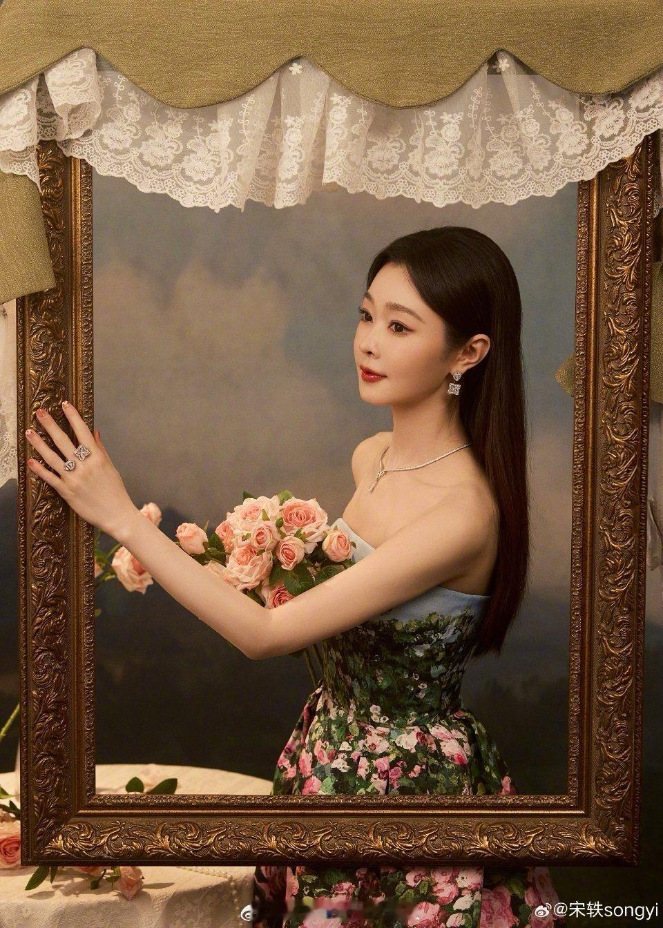 宋轶的裙子上有99朵玫瑰花油画里的女神👸🏻 