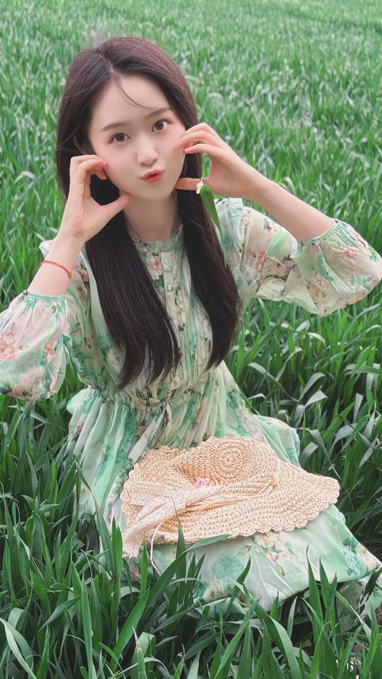 春日田野，花裙飘飘，少女俏皮可爱