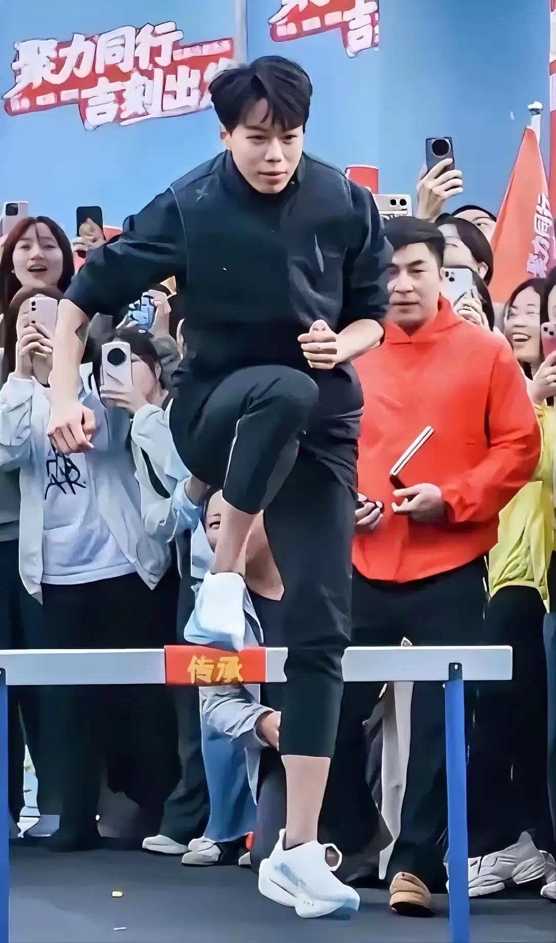 没有10万存款的冠军，终于迎来品牌商的代言。
      全运会100米跨栏冠军