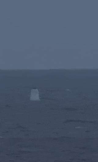 四枚导弹，从黑漆漆的海底腾空而起，飞过一万三千公里，砸进太平洋的另一头。
不是演