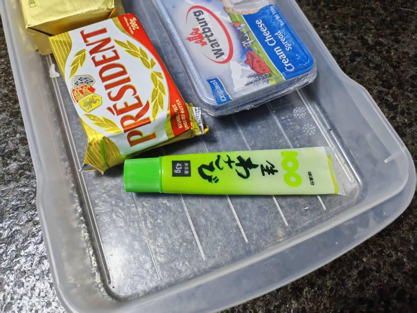 江哥在网上买菜，我让江哥顺便买点芥末。江哥搜了搜，问：“买哪种芥末？”我说：“买