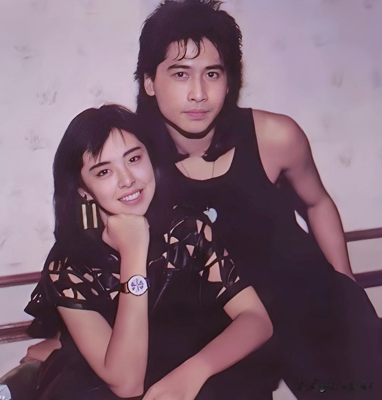 貌美如花的王祖贤，又酷又帅的齐秦，这张照片摄于1987年二人热恋期间。彼时王祖贤