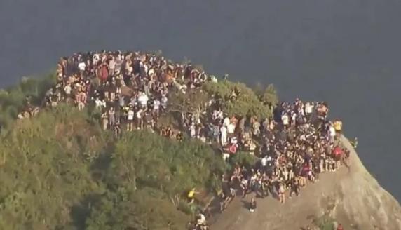 就说刺激不刺激吧？一群人早起爬巴西的网红山顶看日出，结果日出没看着，反倒撞上了警