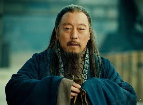 野生捕获穿着古装开汽车的“司马懿”！老师自带的隐忍气场，哪怕握着现代方向盘都没违