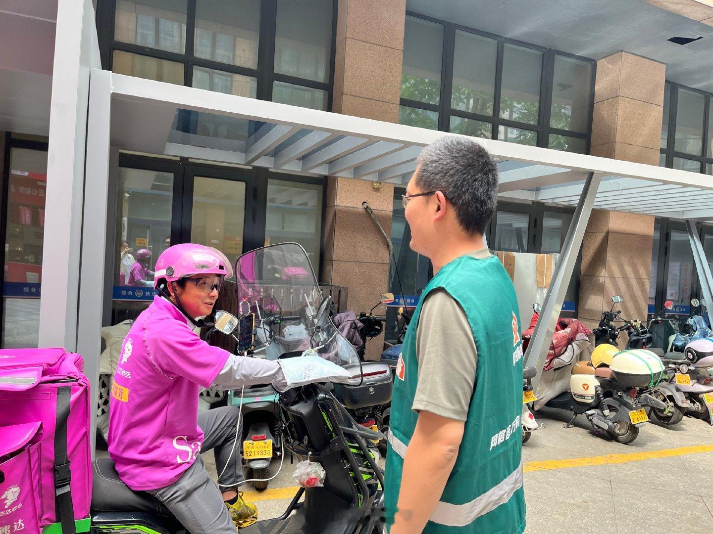 为宁波尽责网格员挺身而出救助伤者点赞 近日，宁波镇海，庄市街道锦绣社区网格员郑欧
