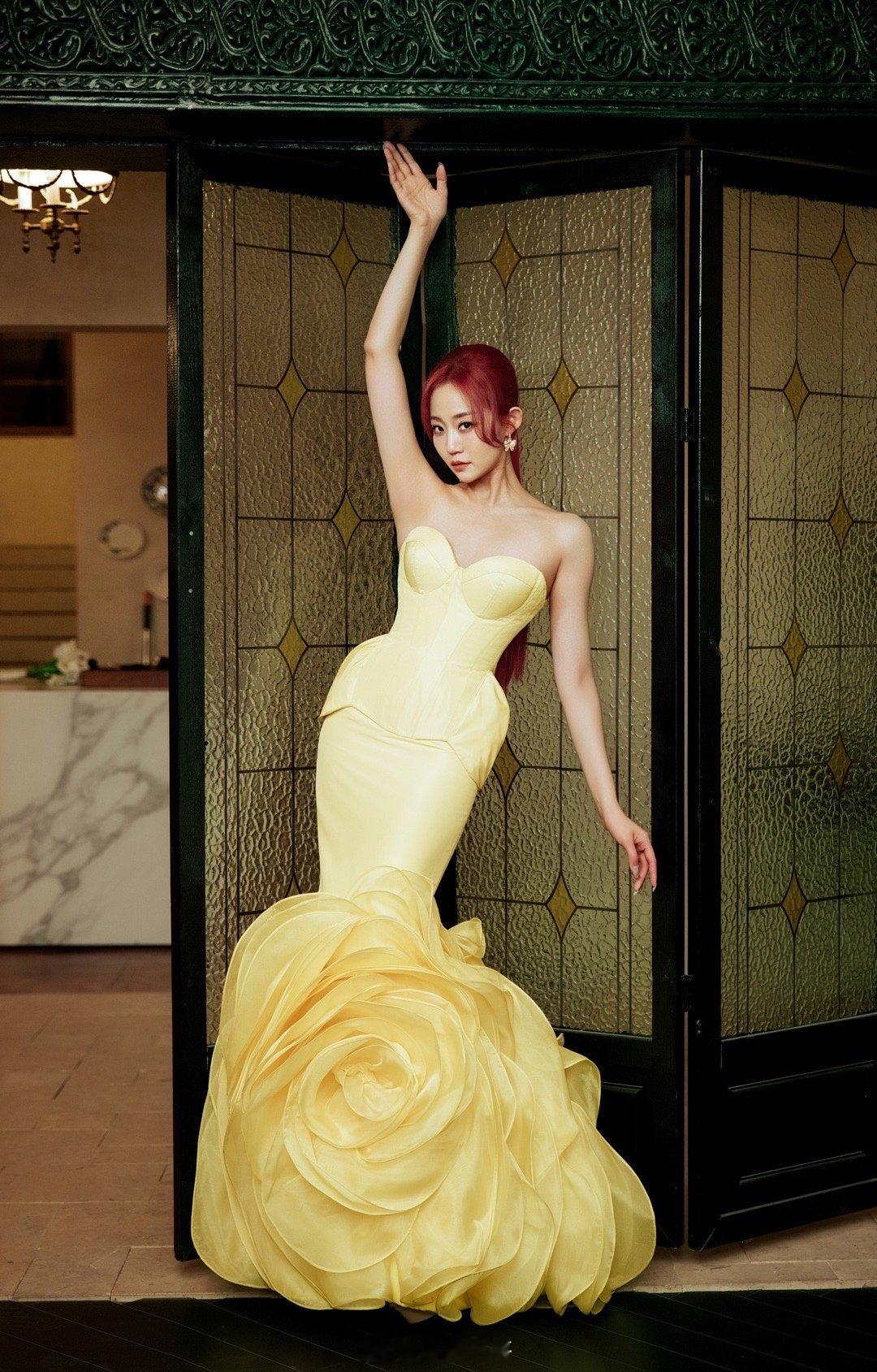 万千惠走国内红毯还是保守了 家人们谁懂啊！万千惠姐姐在国际红毯那叫一个“放飞自我