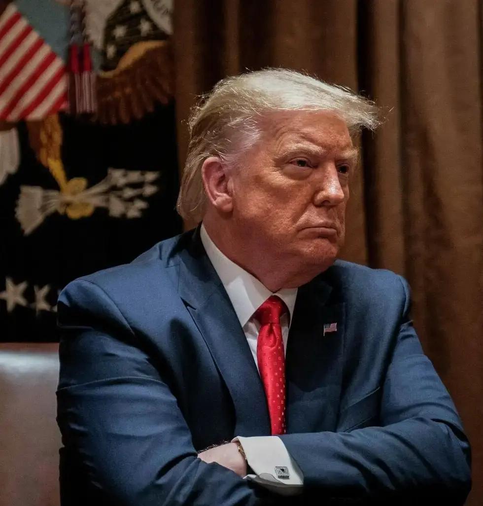 特朗普：“只要我不批准，乌克兰总统手里就什么都不算数”
 
12月26日，在接受