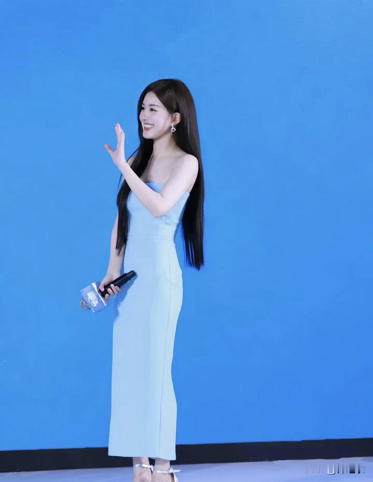 我看的赵露思第一部电视剧是凤囚凰，她演的是一个反派，当时觉得她演技挺好，起码比某