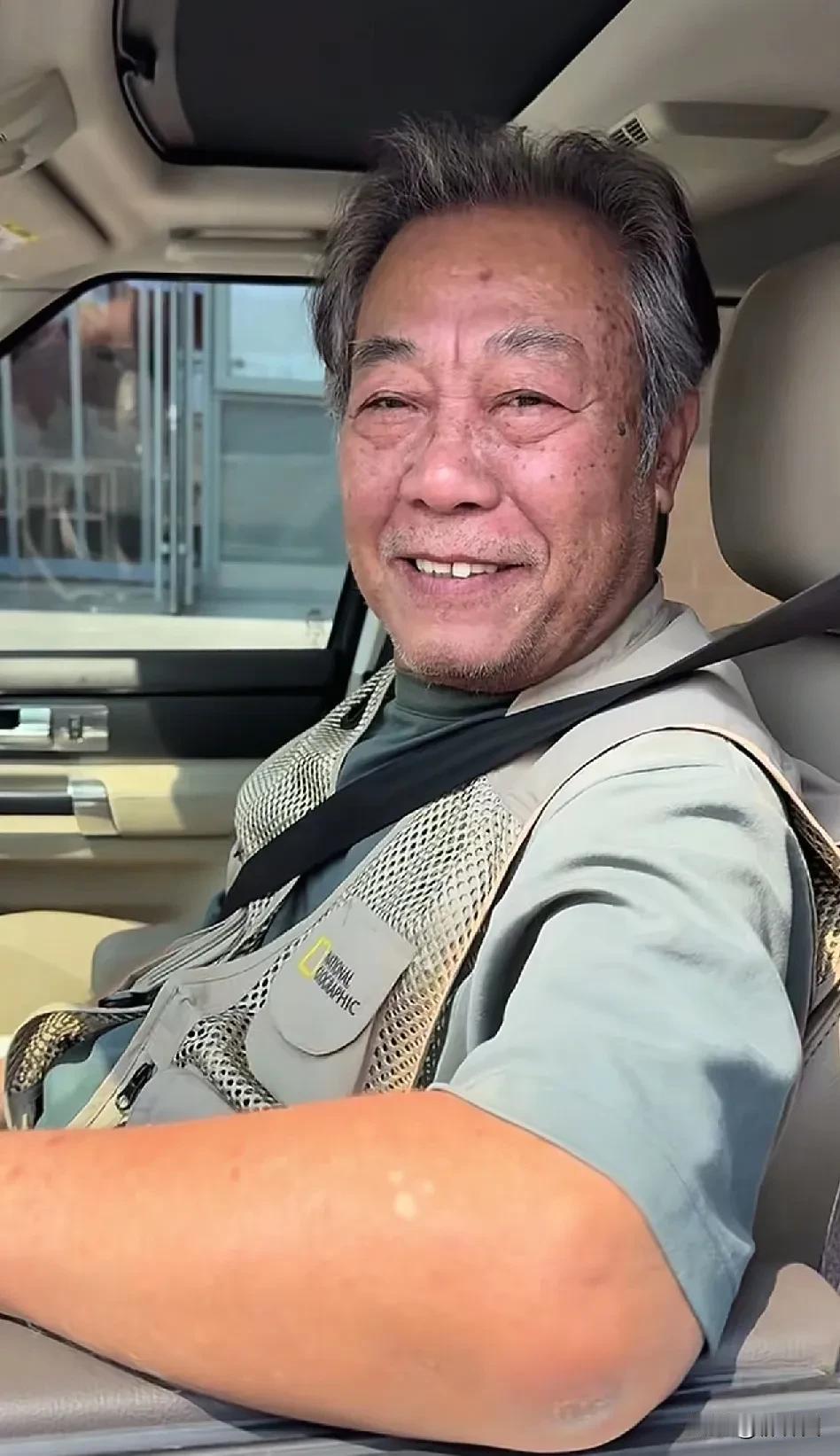 网友偶遇《潜伏》吴敬中站长，开着百万豪车，戎装在身，神采奕奕。

照片中，77岁