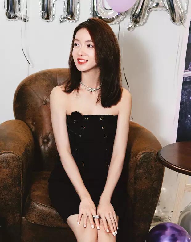 吴谨言穿黑衣骑马英姿飒爽， 身材窈窕状态超好 ​​​