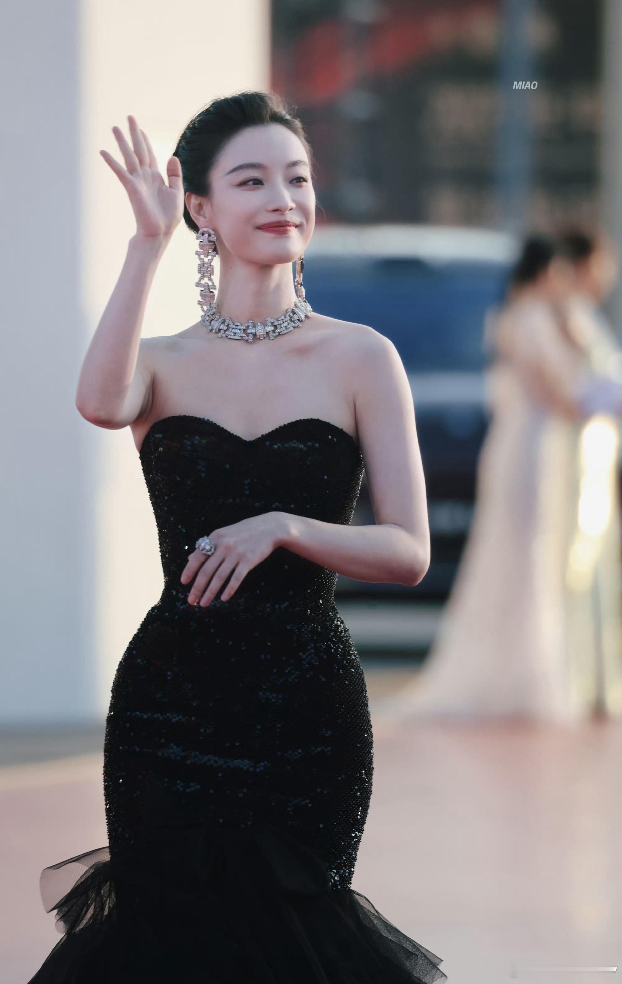 恭喜倪主播限时返场，今天一颦一笑都动人，为金鸡奖增色不少