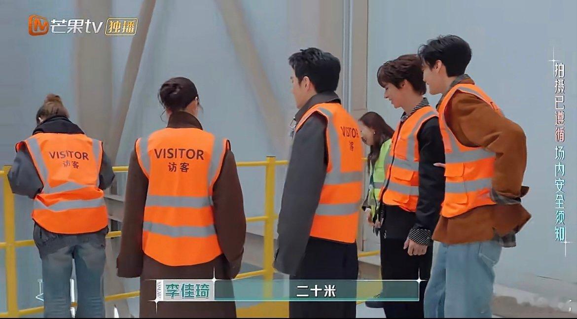 李佳琦的眼睛也是尺 不用工具也能精准判断尺寸，李佳琦用实力证明专业从不含糊！合伙