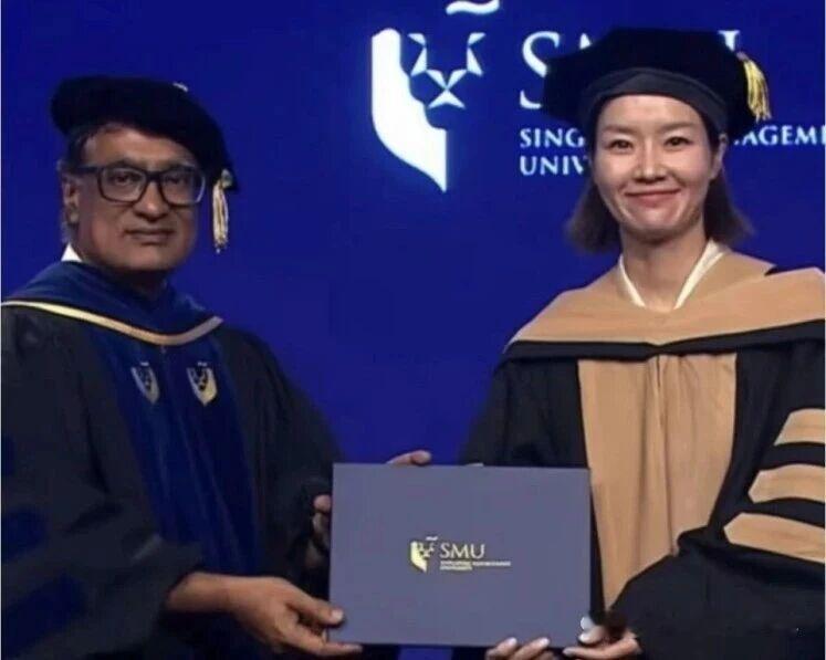 体育大赏 近日，李娜传来好消息，她正式从新加坡管理大学（SMU）李光前商学院工商