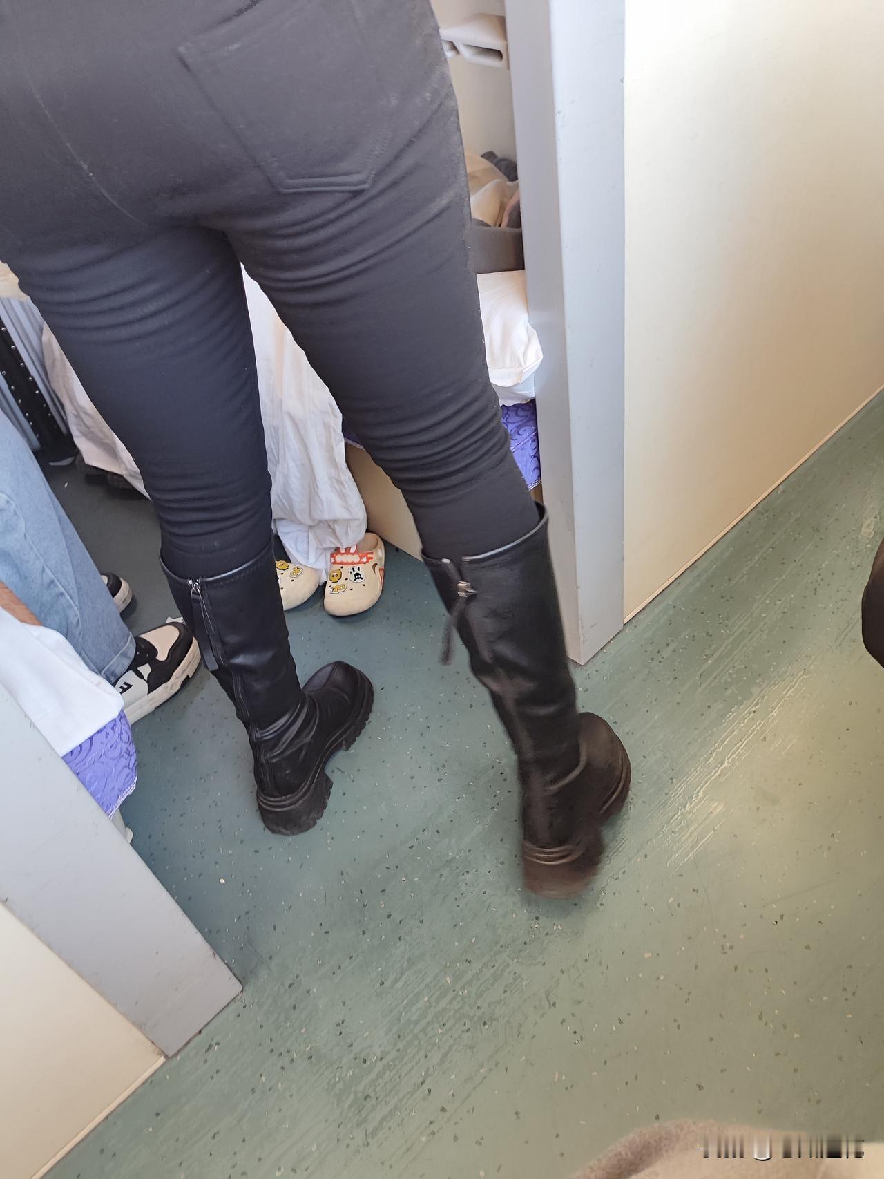 我住上铺，我的对床也是个女的，真受不了这种假讲究的人，关键是她的讲究有点自私和自