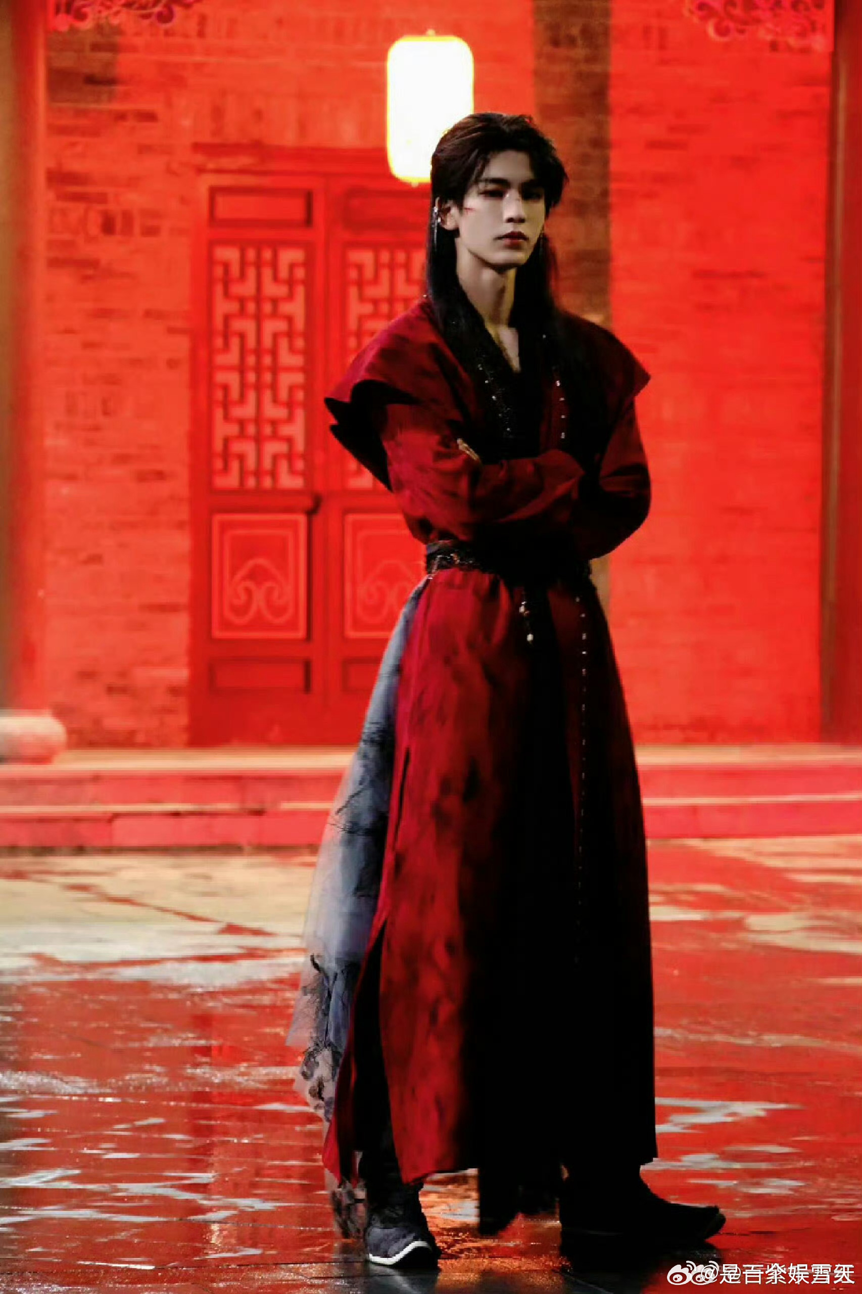 张凌赫张凌赫火海神图张凌赫火海一跃绚烂火光衬出挺拔身形，火海之中利落一跃惊艳全场