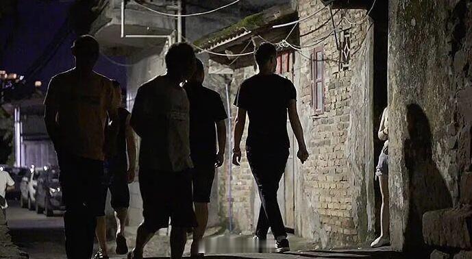 预测泡沫不难，但预测泡沫何时破灭是几乎不可能完成的任务，股票投资利润最大的阶段就