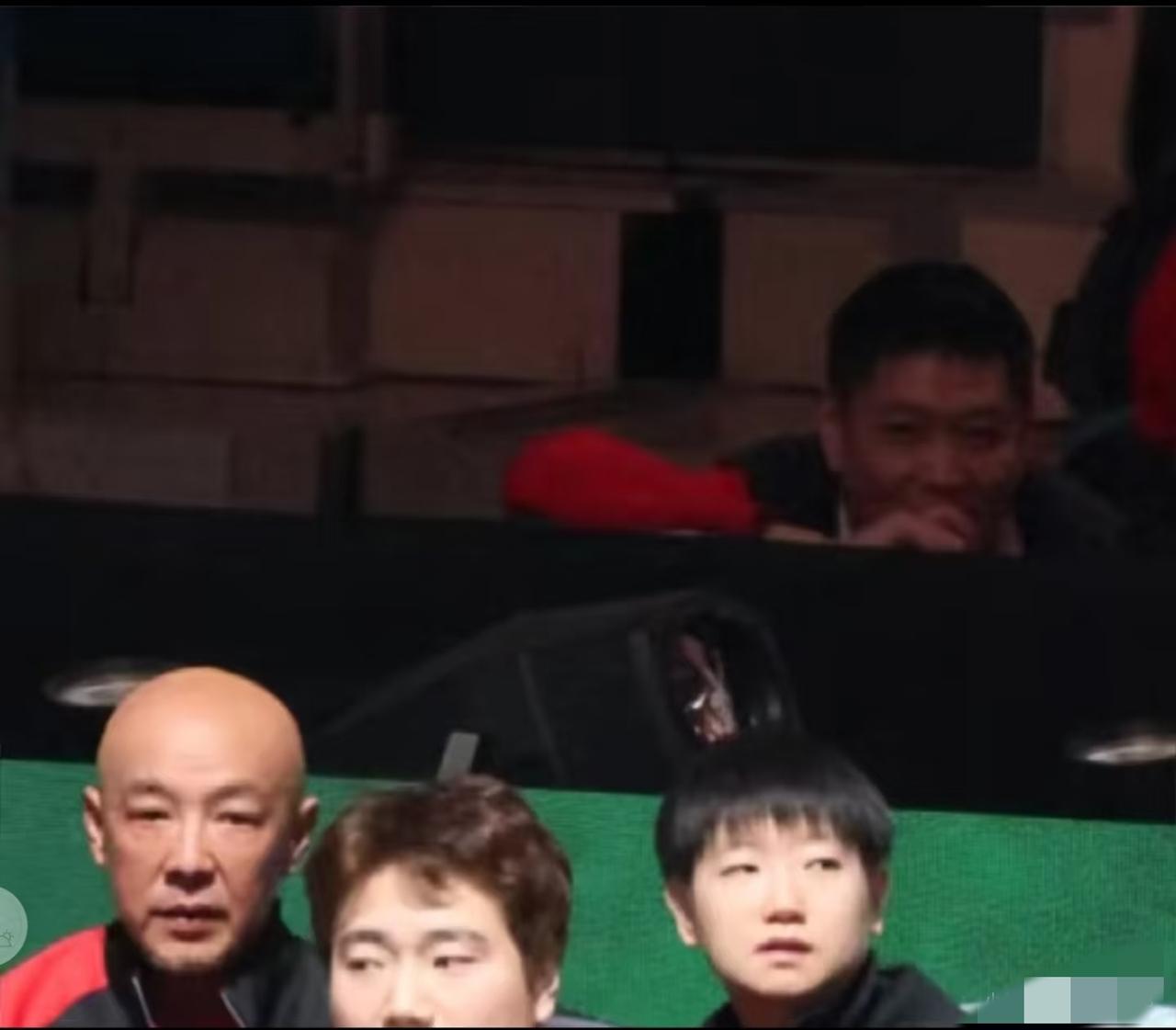 莎莎师傅邱贻可，这偷感好重，不仔细看都没发现。
肖战、莎莎、大头在前面坐着看比赛