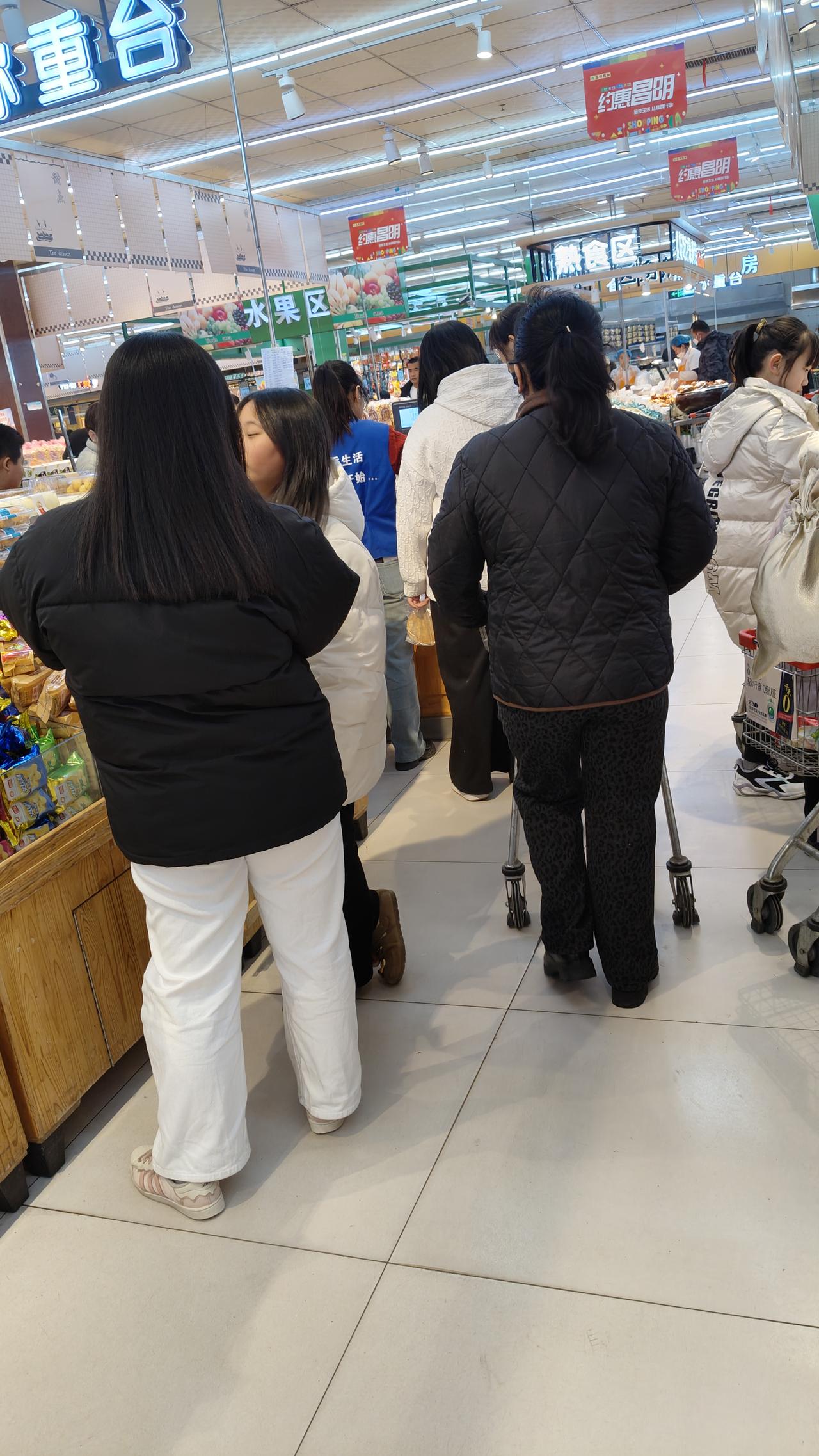 确实有蠢得死在当下的短视频平台，自不量力的高抬智商过头顶，俨然喜剧电影巜举起手来