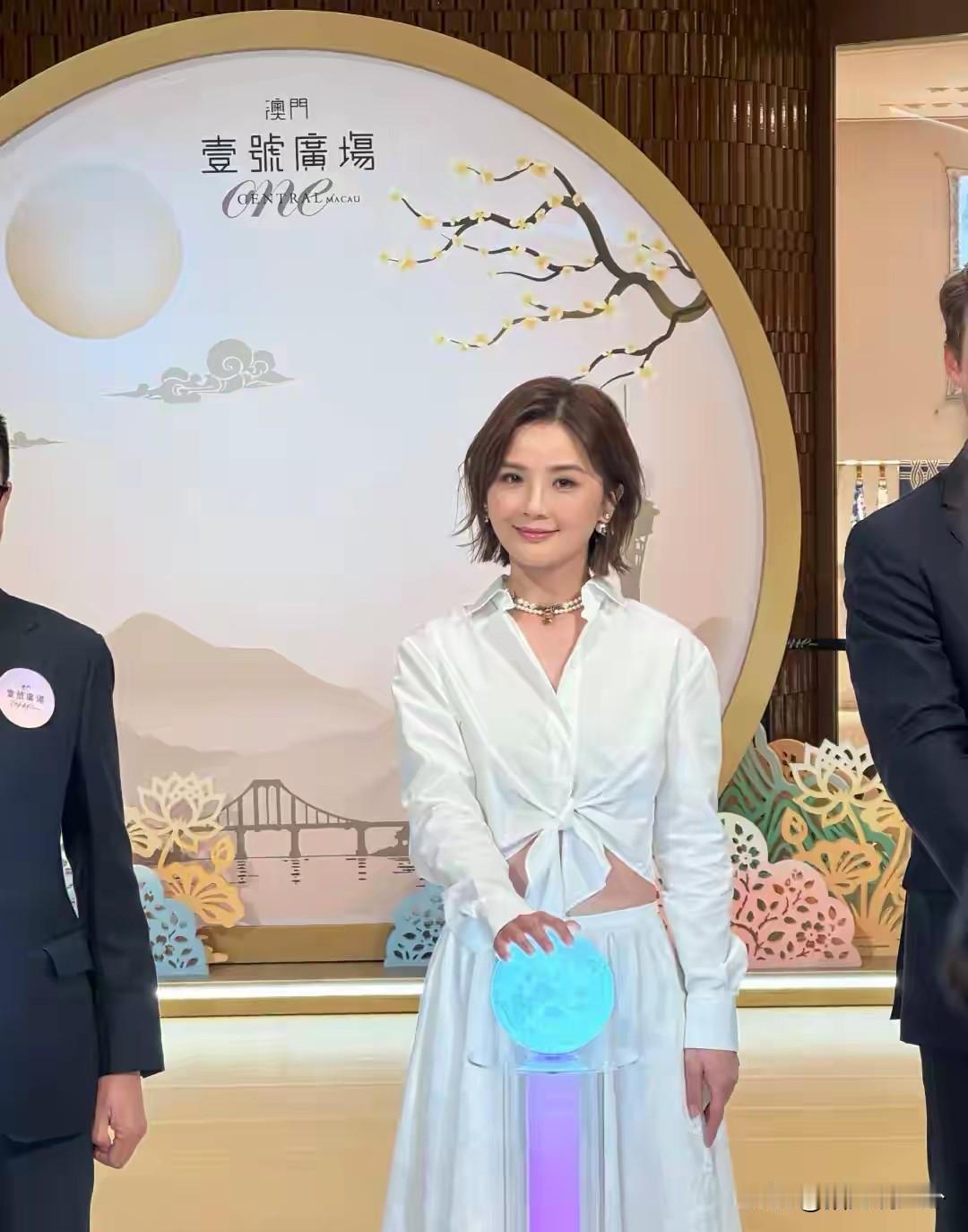 43岁蔡卓妍辟谣怀孕传闻，上次是穿娃娃裙的原因，不是真的怀孕了。

蔡卓妍以前冻