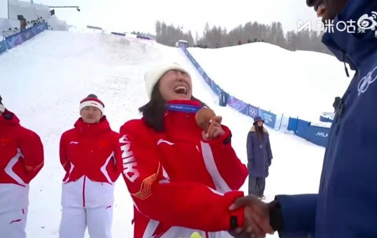 李天马压轴一跳失误这枚铜牌，是三个人的并肩。徐梦桃稳，王心迪扛，李天马拼。有人失