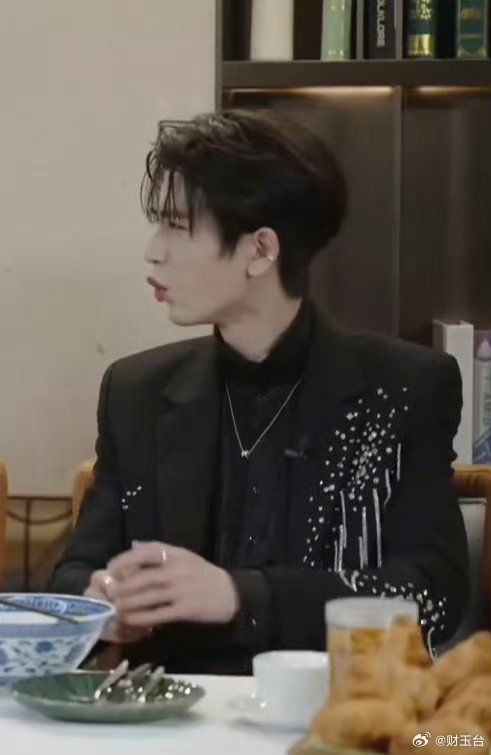 张凌赫闪钻流苏黑西装造型 直接封神的红毯范本✨哑光黑西装基底沉稳禁欲，满幅闪钻在