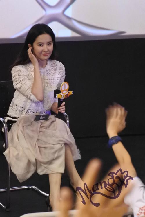 刘亦菲第三种爱情广州路演，这组图挺少见 ​​​