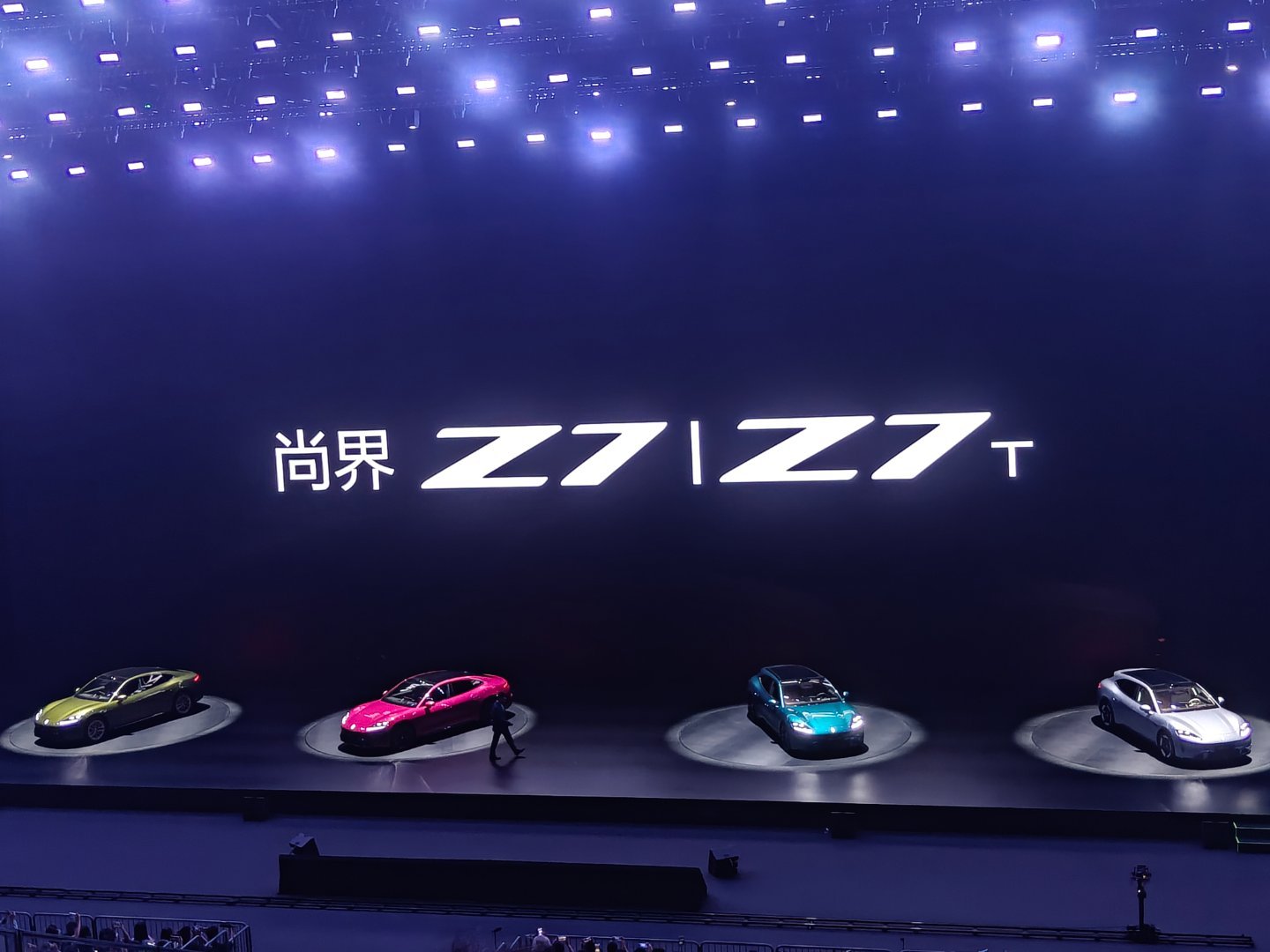 哦莫，尚界 Z7｜Z7T 亮相出场了，不得不说新车的颜值是真的嘎嘎好看，后背尾灯