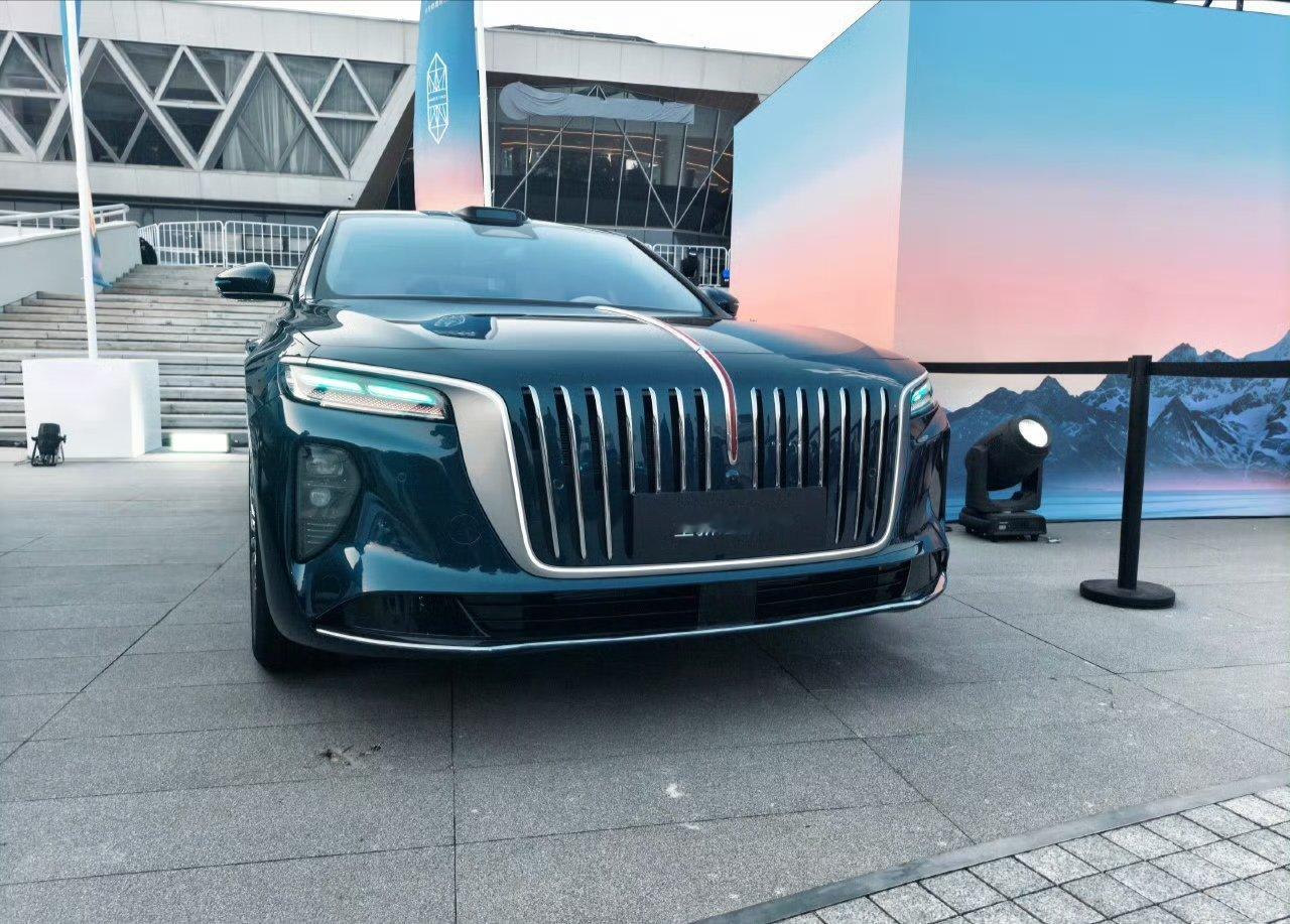 【全新红旗 H9 汽车现身华为乾崑技术大会：消息称采用 4 激光方案，头顶配备 