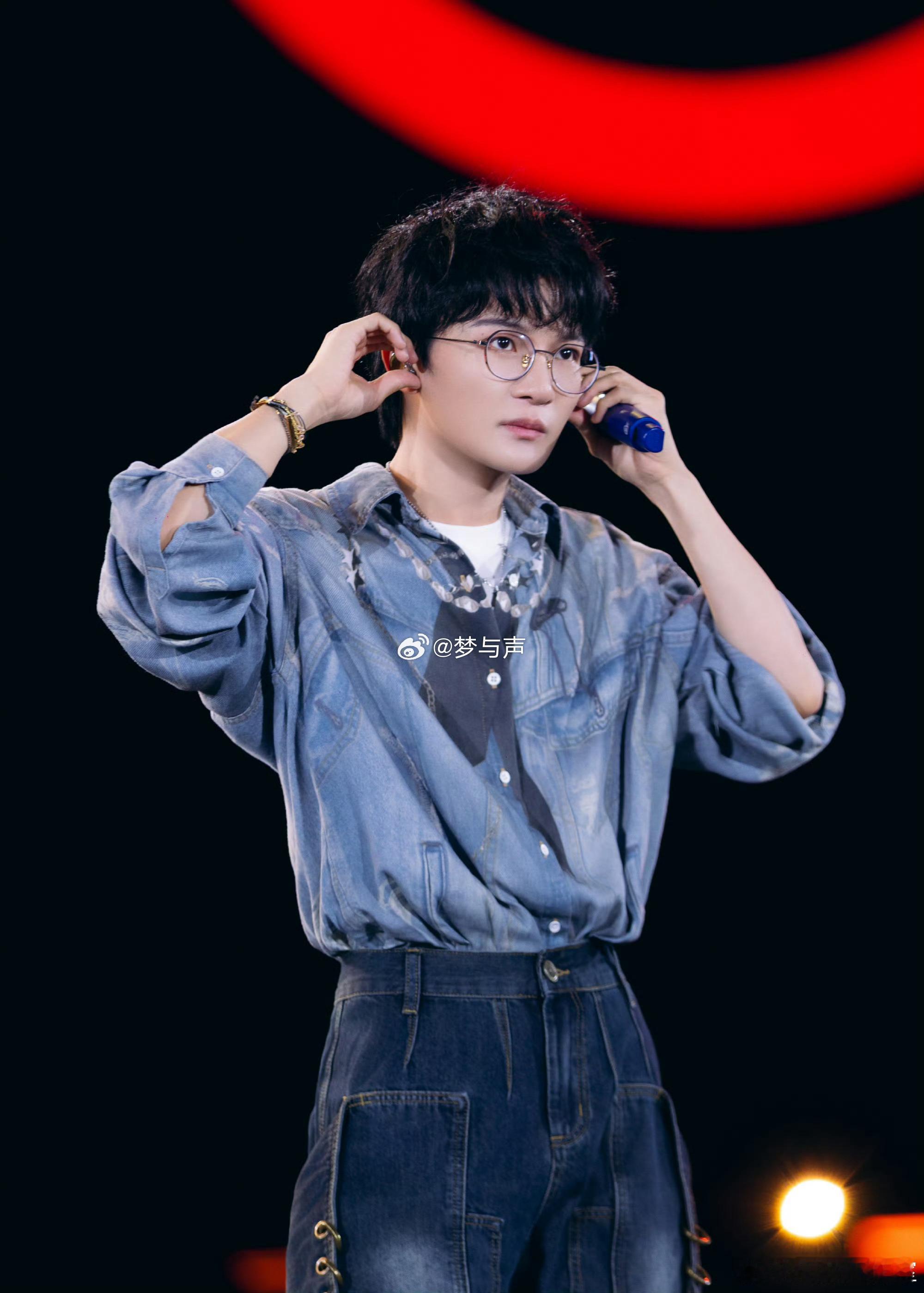 周深在演唱会捞到大黄鱼了周深舞台捞鱼谁能想到演唱会还有捞鱼彩蛋，周深成功捞起大黄