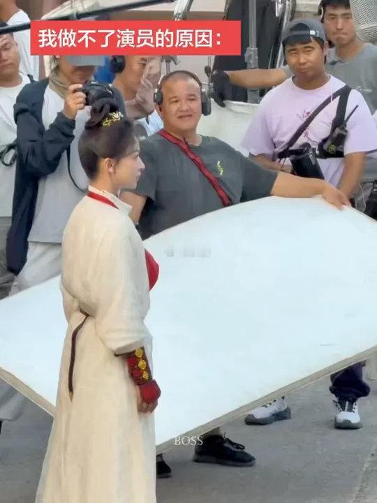 我做不了演员的原因找到了 吴谨言在御廷谣里遇上狂徒那段真的笑死我了，她绷得死死的