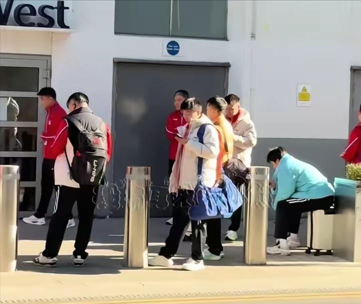 尴尬了，国乒原本想赶早上训，结果训练馆没开门，
一家人只能无奈在门口等着，

相