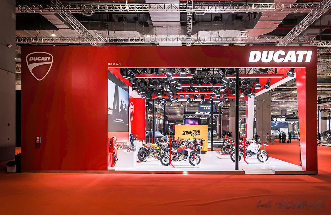 杜卡迪这回在上海车展上确实牛x了一回。别的不说，这么多新发布的新车里，应该没有哪