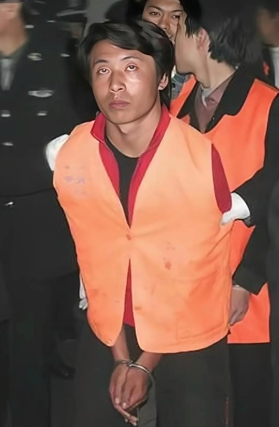 2003年，“抢劫犯”李元杰被验明正身，即将押赴刑场前，留下的一张老照片，照片中