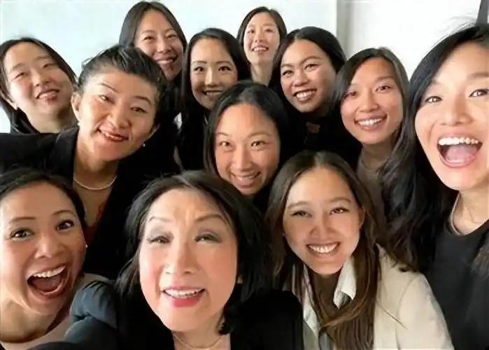 一位美国华人的言论最近挺受关注，他说国内总在唱衰美国，这只是我们自己的感觉。就算