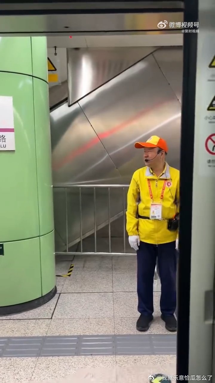 早高峰被北京大屏里的日常暖着了原来早高峰也可以不只有匆忙和拥挤，大爷风趣温馨的话